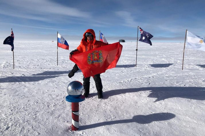 Игорь Спириденко на Южном полюсе с флагом Красноярского края. Фото: Красноярское краевое отделение РГО
