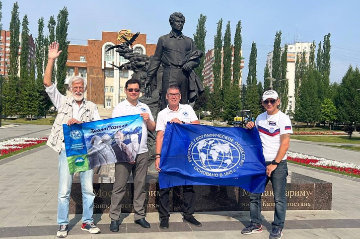 Возложение цветов к памятнику Мустая Карима. Фото: пресс-служба РО РГО в РБ