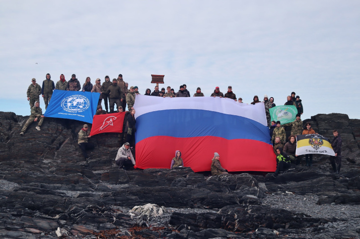 Участники экспедиции у географического знака “Здесь начинается Россия“. Фото: Алексей Яшкин