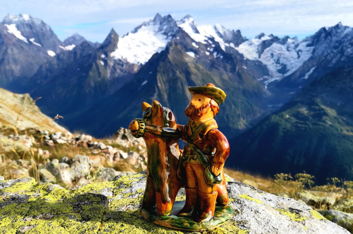 Статуэтка в стиле романовской игрушки, изображающая Петра Семёнова Тян-Шанского на Тянь-Шане. Автор Анастасия Короленко. Фото: Липецкое отделение РГО