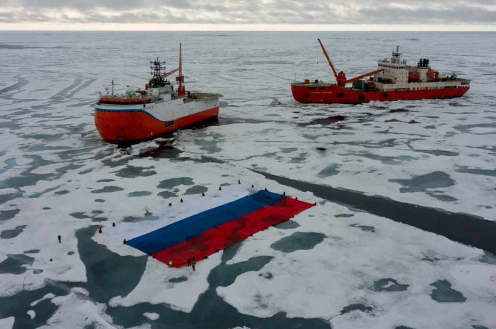 Российский триколор в Арктике. Фото: Александр Зубков/ААНИИ