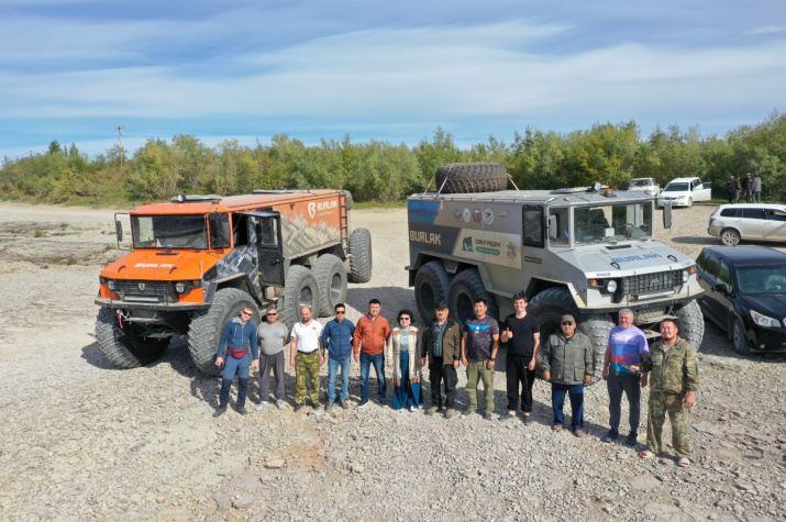 Проверено в полевых условиях - Бурлаки - лучшее средство передвижения по летнему бездорожью. Фото: И.Ермаков