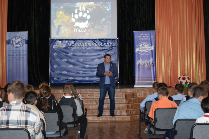 Участники показа. Фото: МК РГО Подгоренского лицея