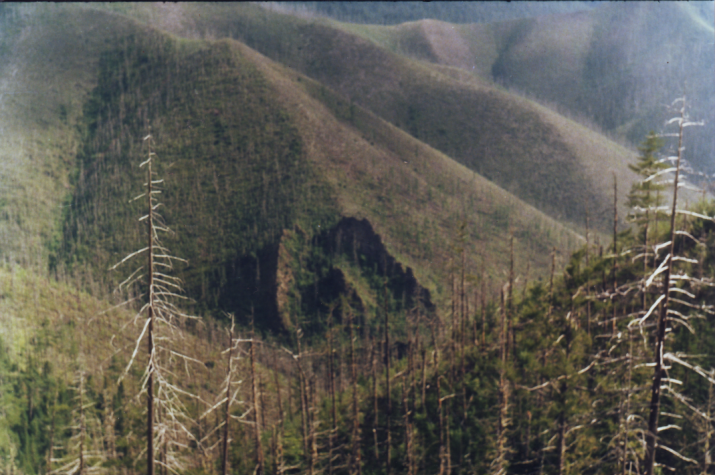 Останцы в форме лунного кратера (Тумнинский хребет, ср. течение р. Акур. 1996 г.)