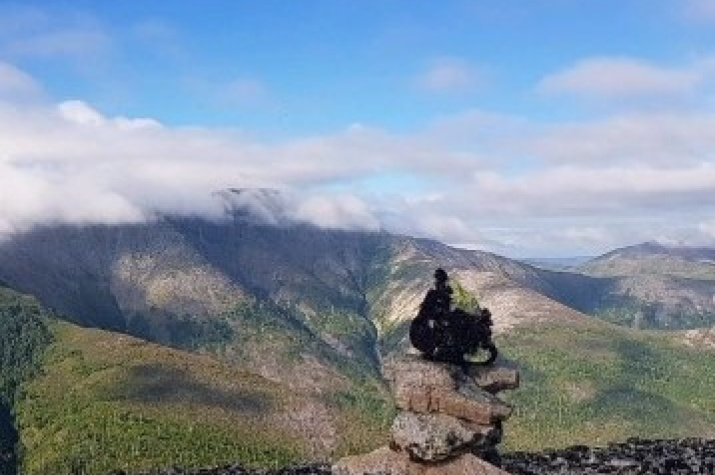 Останцы в форме лунного кратера