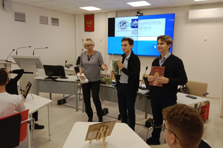 Издания Русского географического общества переданы в библиотеку МБОУ СОШ с углубленным изучением отдельных предметов с.Тербуны. Фото: Липецкое областное отделение РГО