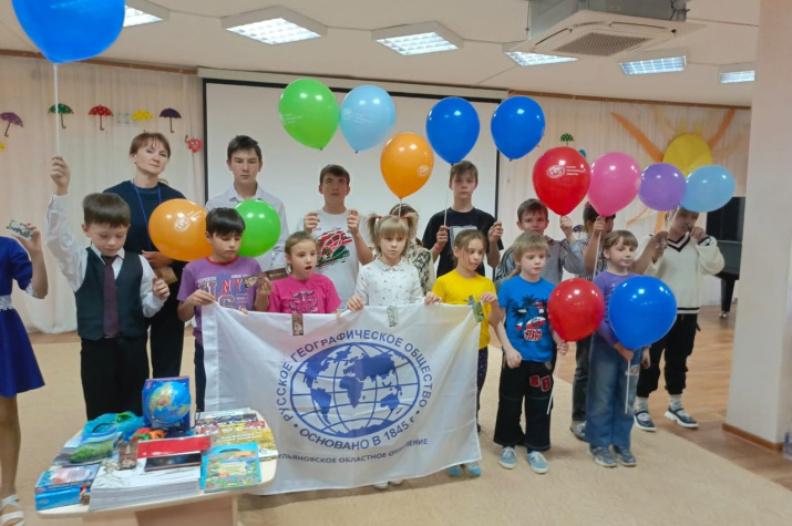 Участники акции "География детям". Фото: УОО РГО.