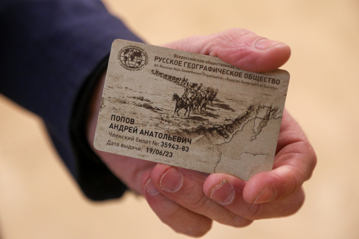 Новые членские билеты. Фото: Екатерина Эстер/nao24.ru