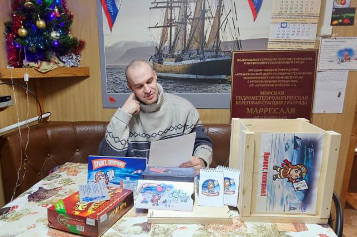 Посылка к Новому году на Полярной станции "Марресаля"