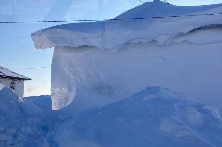 Снежный завал (фото: Евгений Павлов)