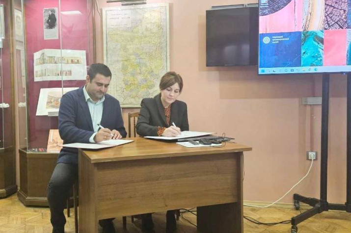 Подписание соглашения о сотрудничестве. Фотография пресс-службы Пермского краеведческого музея