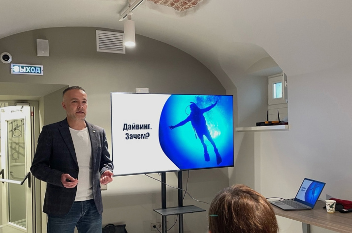 Руслан Олейников рассказывает о целях занятия дайвингом. Автор фото: Вадим Шестаченко