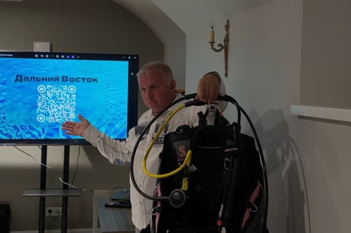Вадим Шестаченко демонстрирует снаряжение и рассказывает о поездке на Дальний Восток. Автор фото: Руслан Олейников