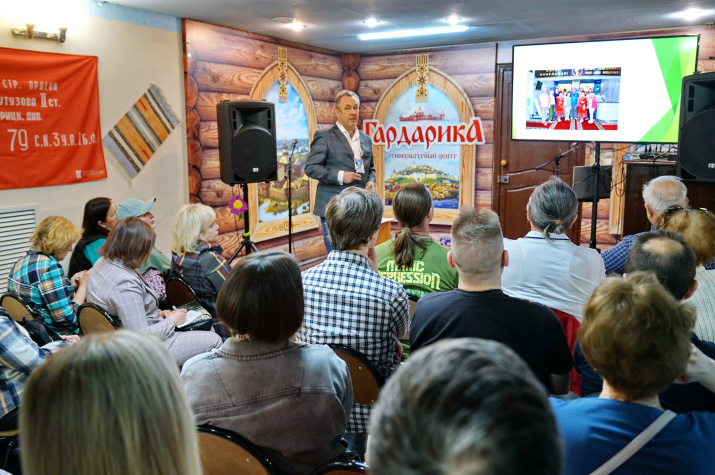 Профессор Сергей Волков читает лекцию, фотоматериал Бориса Тишулина