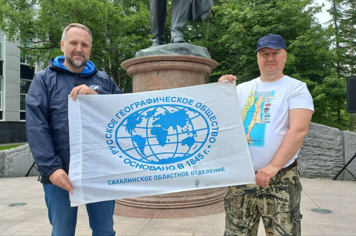 Председатель Сахалинского областного отделения РГО Ю.Алин и М.Сорока. Фото С.Бондарева