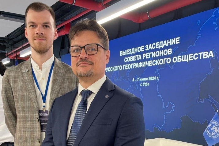 Председатель Кемеровского регионального отделения РГО Владимир Поддубиков и руководитель Молодежного клуба РГО Кирилл Макаров (слева)