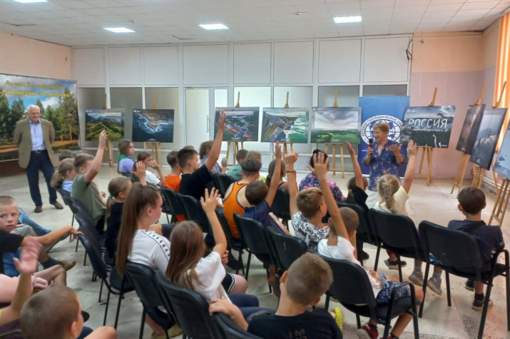 лола Нечипоренко активно работает со зрителями. Фото: пресс-служба Брянского отделения РГО