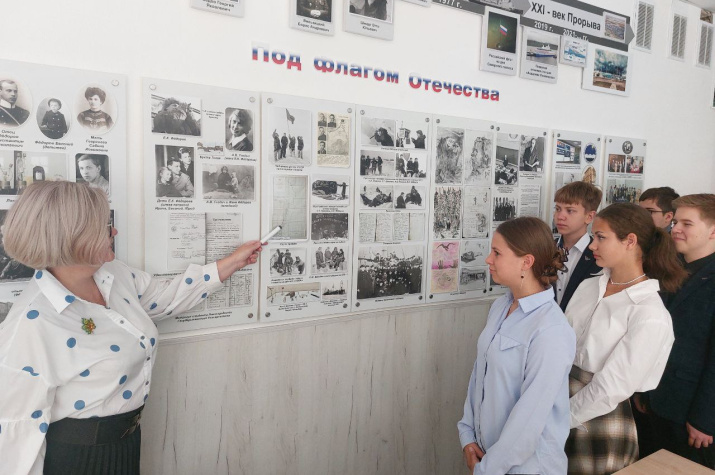 В. Копылова с обучающимися. Фото: пресс-центра Лицея