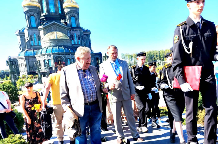 Возложение цветов к скульптуре "Матерей победителей"