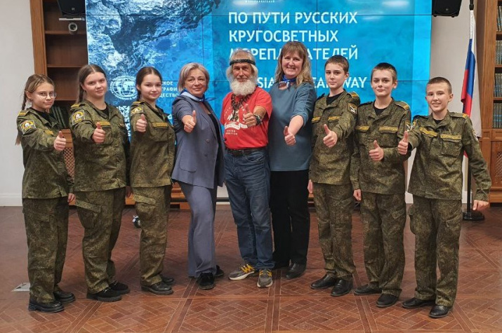 С.Соткина, Е. Ковалевский и участники мероприятия. Фото: Александр Каклеев