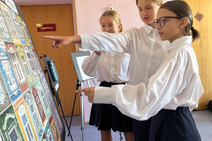 Школьники рассматривают выставку. Фото: гимназия №4 Школьники рассматривают выставку. Фото: гимназия №4
