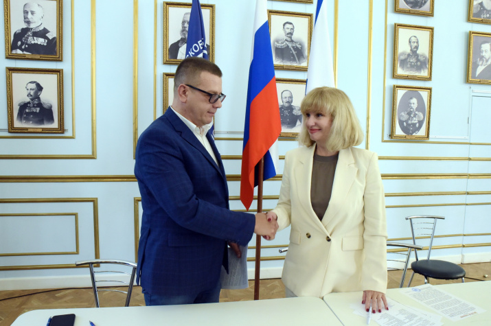 В.Воробьев и Е.Иваниченко подписали договор, фото: Ю.Югансон