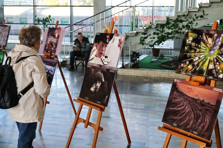 Фотовыставка расположилась в здании вокзала. Фото: Борис Тишулин