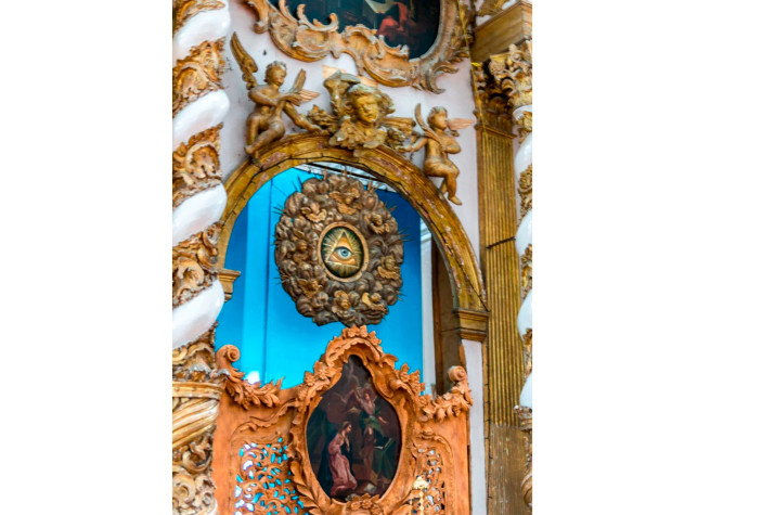 необычные дохристианские элементы на царских вратах иконостаса