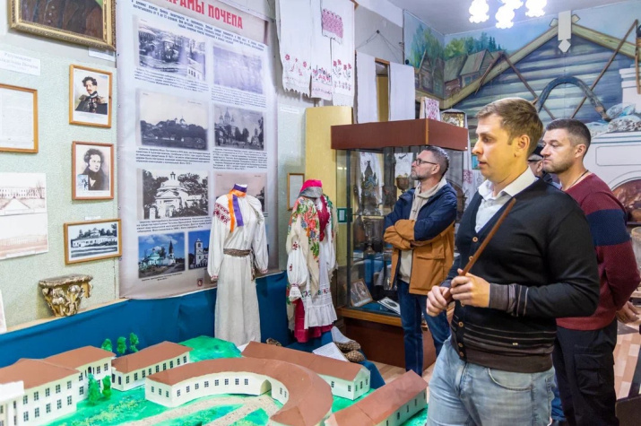 Экскурсию в краеведческом музее проводит директор Владимир Шломин