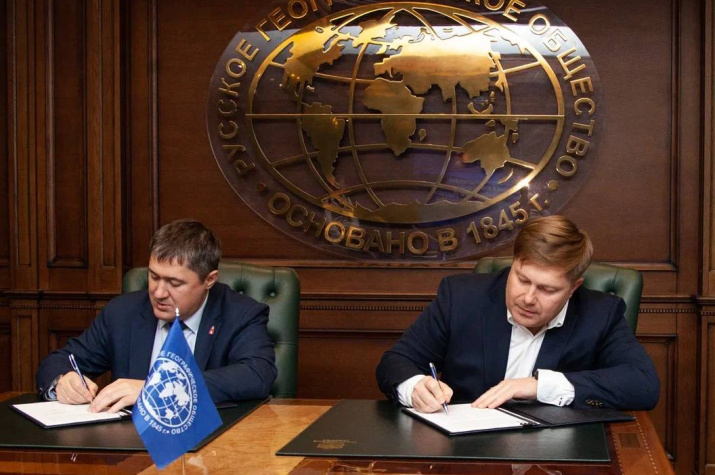 Подписание соглашения. Губернатор Пермского края Дмитрий Махонин (слева) и Первый заместитель Исполнительного директора РГО Сергей Корлыханов (справа). Фото: пресс-служба РГО