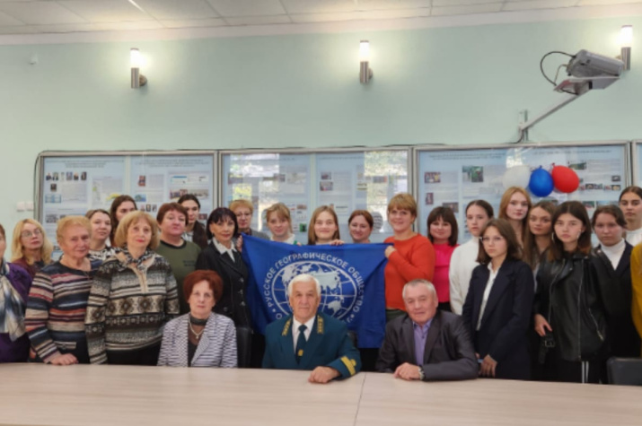 Виктор Кирюшкин и слушатели лектория РГО-ИКАРП-ЕАО. Фото: Анна Зубарева