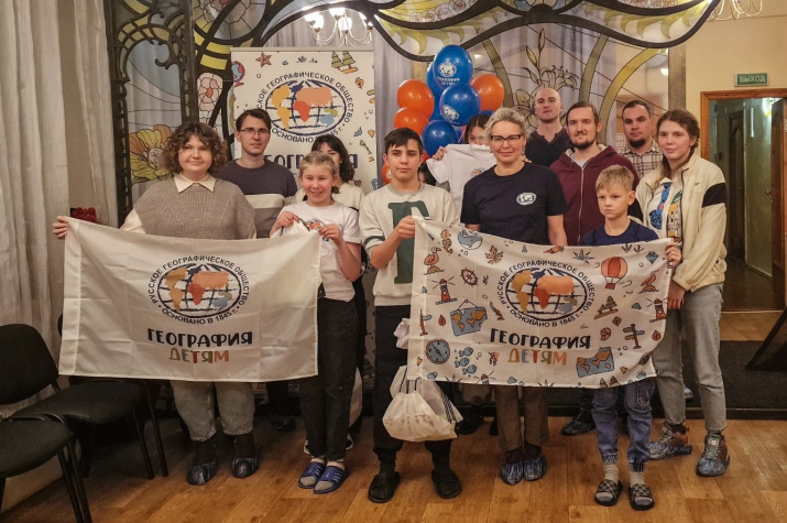 Общее фото школьников и организаторов акции. Фото: Татьяна Лебедева