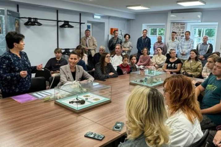 Готовится лекция об археологическом изучении Костромы. Фото Натальи Шумиловой Готовится лекция об археологическом изучении Костромы. Фото Натальи Шумиловой