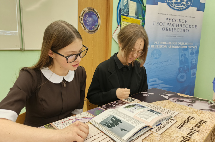 Полина Фефилова и Евгения Чупрова - первые за партой Папанина. Фото: Алина Андриянова