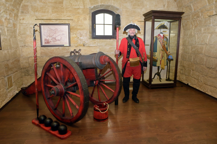 Мундир Григория Потемкина-Таврического и модель орудия "единорог". Фото: Юрий Югансон/ Севастопольское городское отделение РГО