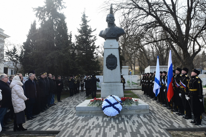 Возложение цветов у бюста Фёдора Фёдоровича Ушакова. Фото: Юрий Югансон/Севастопольское городское отделение РГО