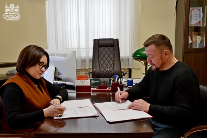 Генеральный директор Костромского музея-заповедника Наталья Павличкова и председатель Костромского отделения РГО Дмитрий Шнур. Фото: пресс-служба КМЗ