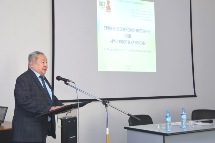 Лекция академика РАН Арнольда Тулохонова для ученых (фото: Даба Жамьянов)