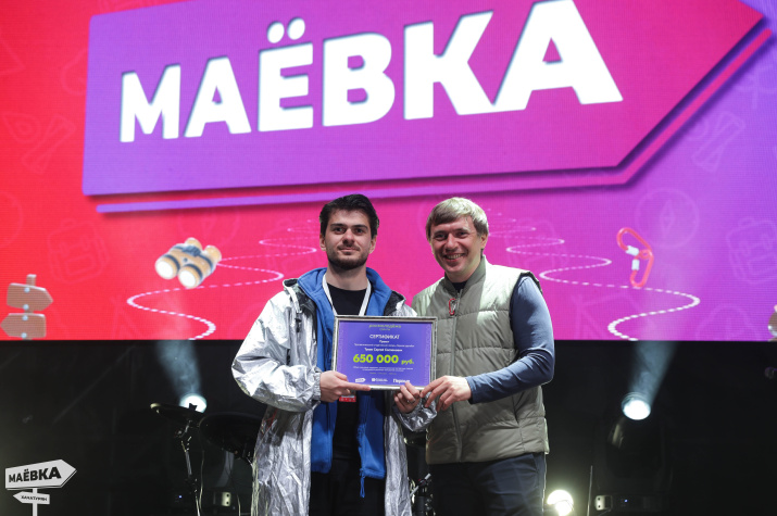 Сергей Туаев получает сертификат от Григория Гурова. Фото: Илья Хачатурян