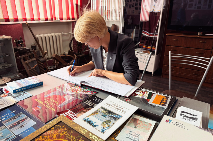 Светлана Толчеева поделилась впечатлениями о музее в книге отзывов и пожеланий. Фото: Марина Гриценко