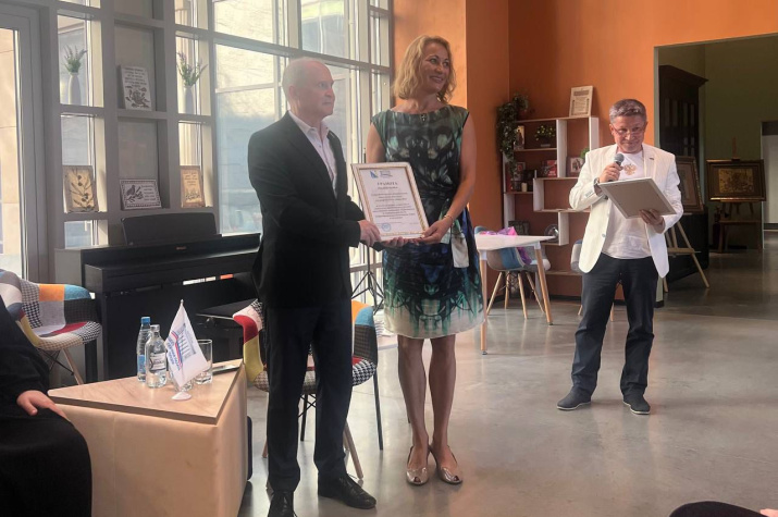 Председатель Общественной палаты города Севастополя А.Трошев вручает грамоту С.Рубцовой. Фото: С.Рубцова