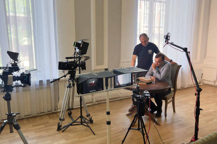 Александр Пилюгин дает интервью. Фото: М.М.Чумак