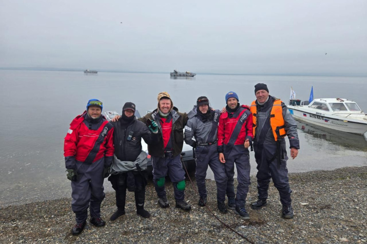 Участник экспедиции в заливе Счастья. Фото: М.Сорока