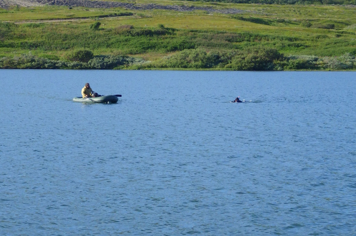 Подводные работы с лодки на озере Могильном в июле 2025 года. Фото: Пётр Стрелков