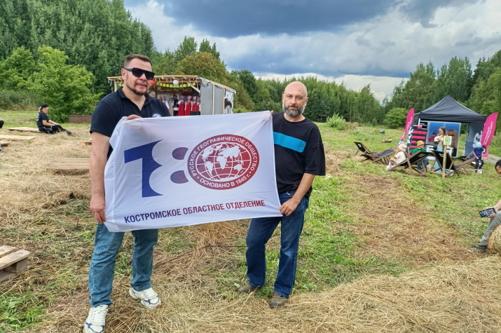 Председатель Костромского отделения РГО Дмитрий Шнур и ведущий проекта «На одной волне с T2» Константин Королев на фестивале «Голос болота 9 августа 2025г. Председатель Костромского отделения РГО Дмитрий Шнур и ведущий проекта «На одной волне с T2» Константин Королев на фестивале «Голос болота 9 августа 2025г.