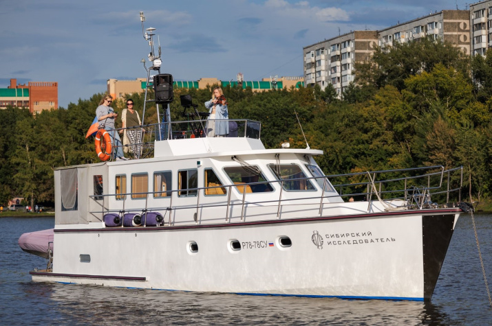 Экспедиционное судно "Сибирский исследователь" на фестивале. Фото: пресс-служба речного клуба "Остров"