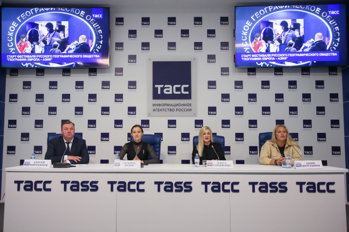 Участники пресс-конференции ТАСС-Урал, посвящённой фестивалю "География: Европа - Азия". Фото: пресс-центр ТАСС-Урал, фотограф Владислав Бурнашев Участники пресс-конференции ТАСС-Урал, посвящённой фестивалю "География: Европа - Азия". Фото: пресс-центр ТАСС-Урал, фотограф Владислав Бурнашев