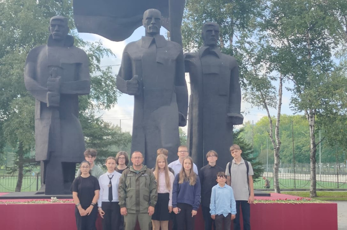 Ученики 8 «А» класса и А. Москвин (в центре) у Мемориала. г. Артём. 3 сентября 2025 г.