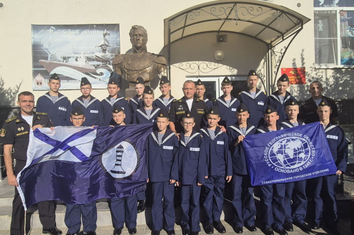 Нахимовцы с моряками-гидрографами. Фото: пресс-служба Нахимовского училища