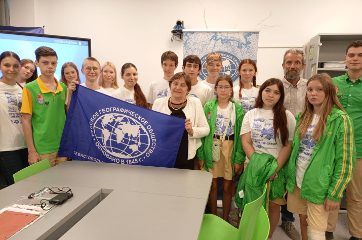 С.Волконская и В.Губанов с артековцами. Фото: И.Дабахов